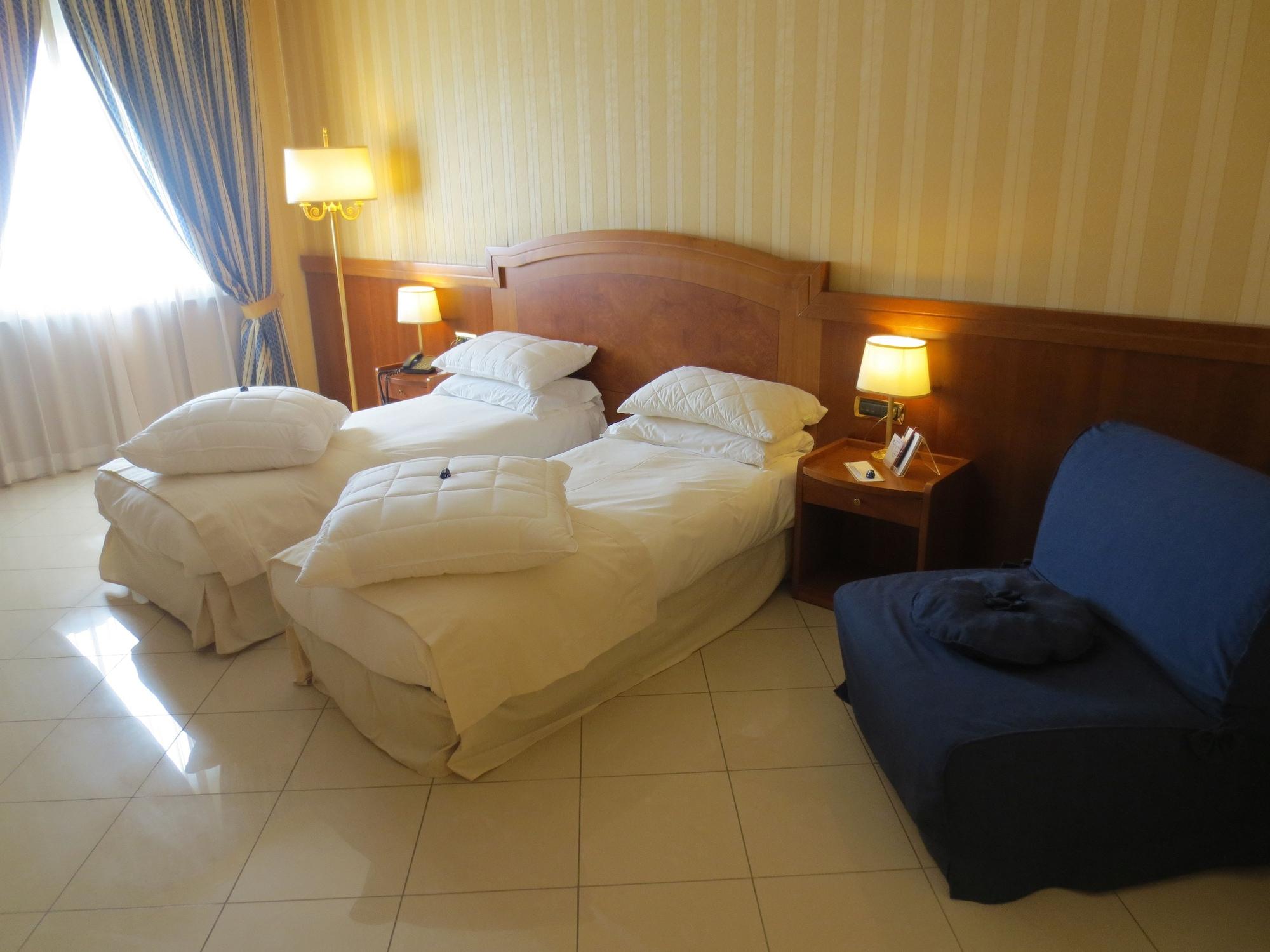 Hotel Joyfull Napoli Bagian luar foto